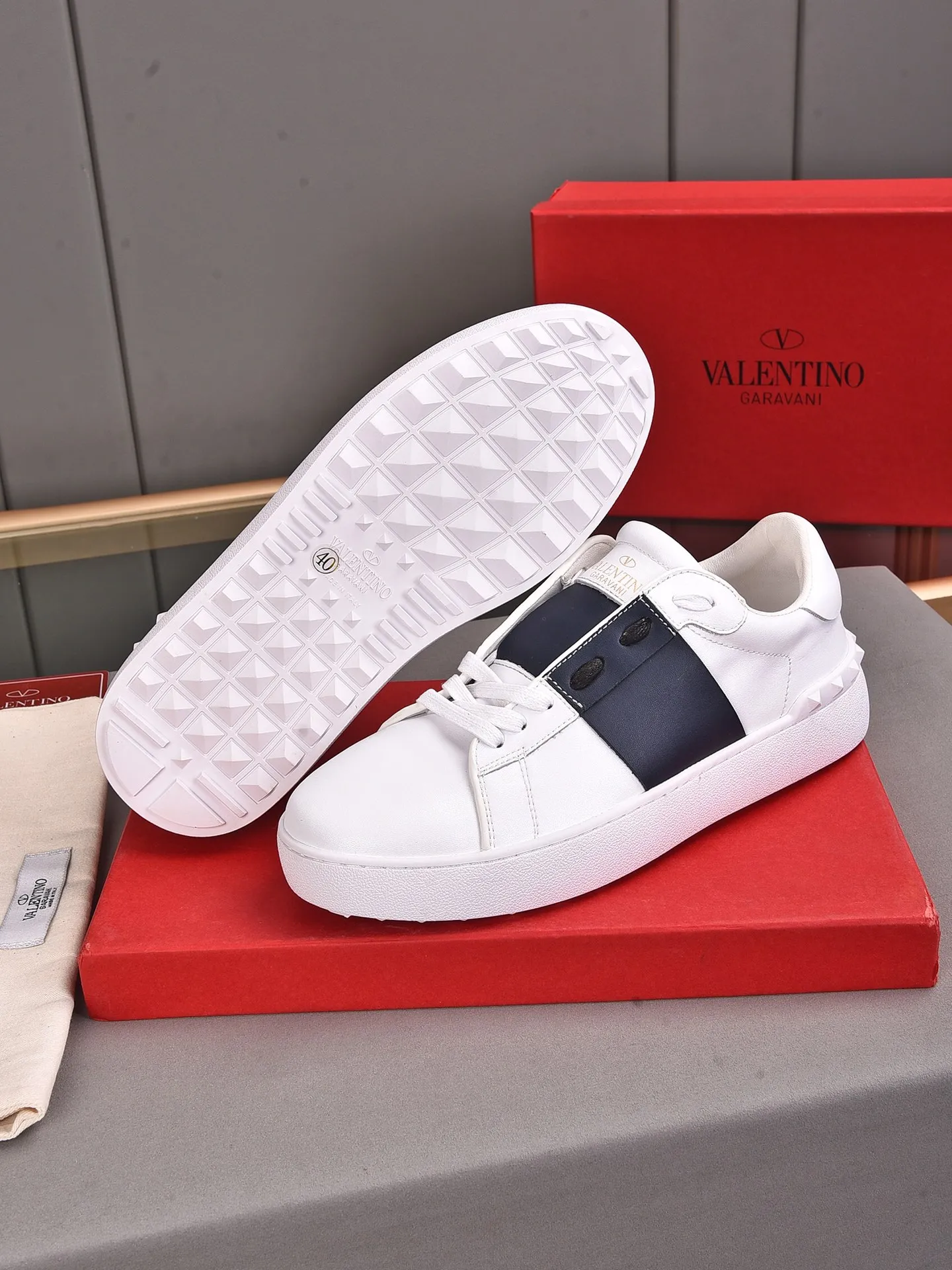 Men's shoes 440💰 (men and women couples) Valentino classic color matching series casual shoes. Made with heavy craftsmanship, good products pay attention to every detail. A must-have trendy item that can be worn all year round, it has been worn by many celebrities and Internet celebrities~~Imported cowhide surface, unique design concept, sheepskin lining, counter quality. Women’s clothing 35-40. Men’s clothing 39-44, 45-46 (returns and exchanges are not supported for custom-made items)